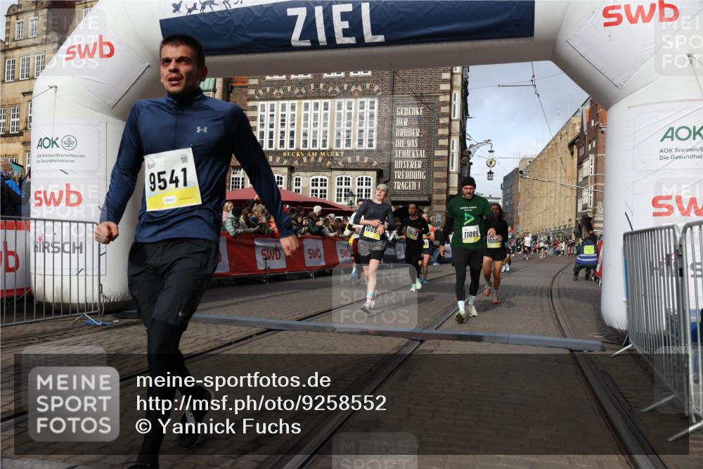 05.10.2025 - 20. swb-Marathon Bremen Yannick Fuchs http://msf.ph/oto/9258552 05.10.2025 10:56:13 Ziel 9541, 9811, 9950, 10006, 10009, 10015, 10394, 10641, 10664, 10675, 10758, 10959, 11095, 11148, 11620, 11626, 11693 meine-sportfotos.de