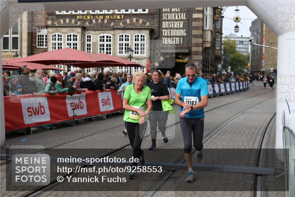 05.10.2025 - 20. swb-Marathon Bremen Yannick Fuchs http://msf.ph/oto/9258553 05.10.2025 11:16:44 Ziel 9301, 9563, 9753, 11020, 11182, 11438 meine-sportfotos.de