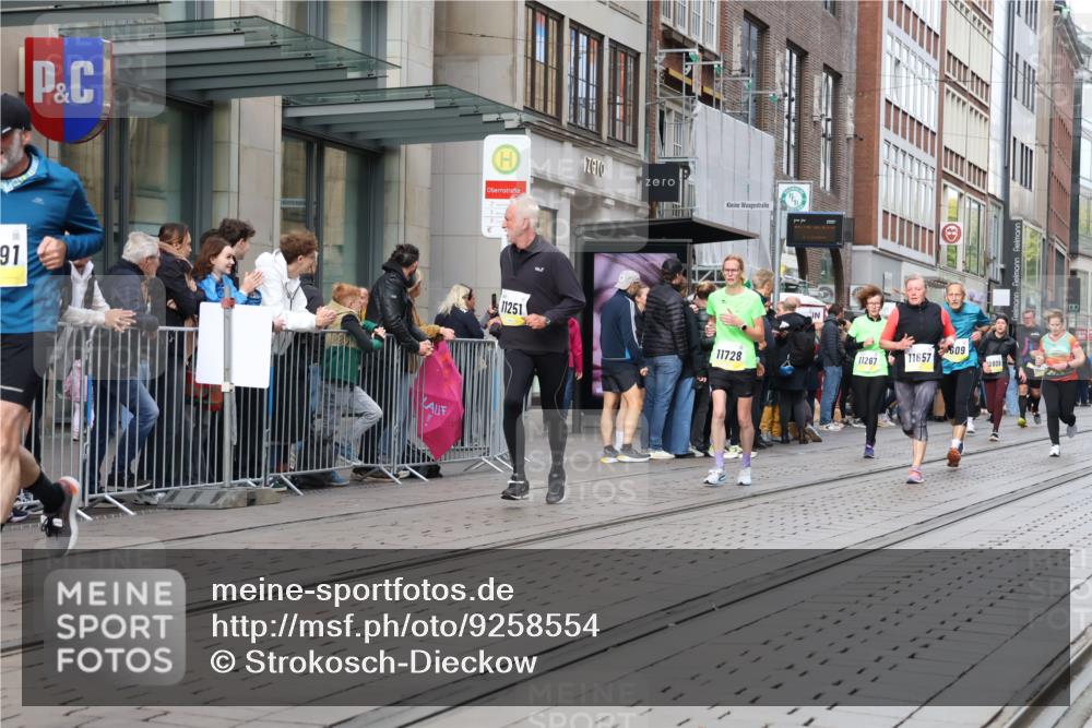 05.10.2025 - 20. swb-Marathon Bremen Strokosch-Dieckow http://msf.ph/oto/9258554 05.10.2025 10:59:09 Ziel 9183, 9454, 9609, 9635, 9737, 9991, 10200, 10209, 10391, 10407, 10760, 10809, 11006, 11007, 11207, 11251, 11267, 11400, 11456, 11657, 11728, 9183, 9454, 9609, 9635, 9737, 9991, 10200, 10209, 10391, 10407, 10760, 10809, 11006, 11007, 11207, 11251, 11267, 11400, 11456, 11657, 11728 meine-sportfotos.de