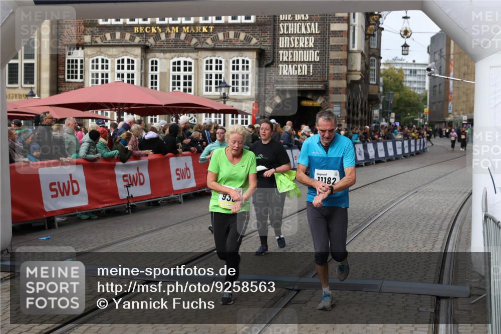 05.10.2025 - 20. swb-Marathon Bremen Yannick Fuchs http://msf.ph/oto/9258563 05.10.2025 11:16:44 Ziel 9301, 9563, 9753, 11020, 11182, 11438 meine-sportfotos.de
