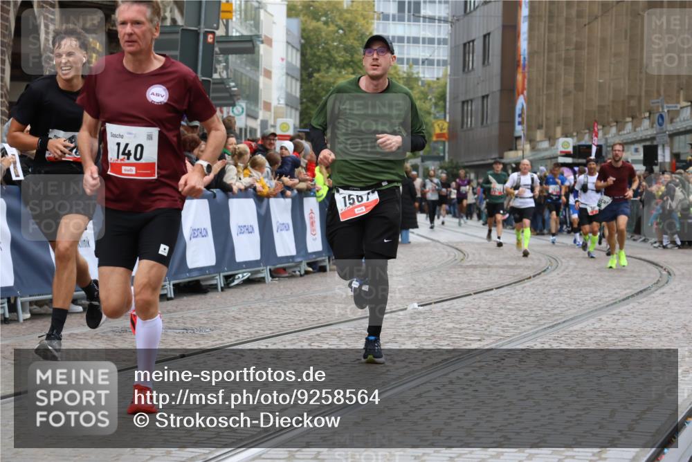 05.10.2025 - 20. swb-Marathon Bremen Strokosch-Dieckow http://msf.ph/oto/9258564 05.10.2025 12:55:44 Ziel 140, 735, 933, 1232, 1567, 1616, 5595 meine-sportfotos.de