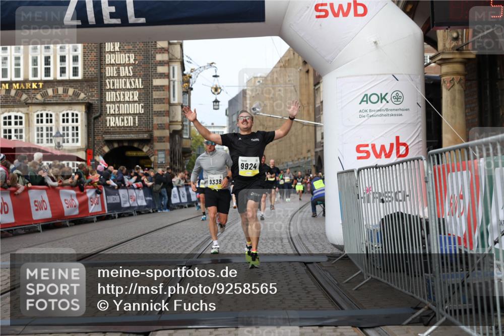 05.10.2025 - 20. swb-Marathon Bremen Yannick Fuchs http://msf.ph/oto/9258565 05.10.2025 10:47:41 Ziel 9244, 9339, 9924, 10073, 10319, 10850, 10875, 10947, 10951 meine-sportfotos.de