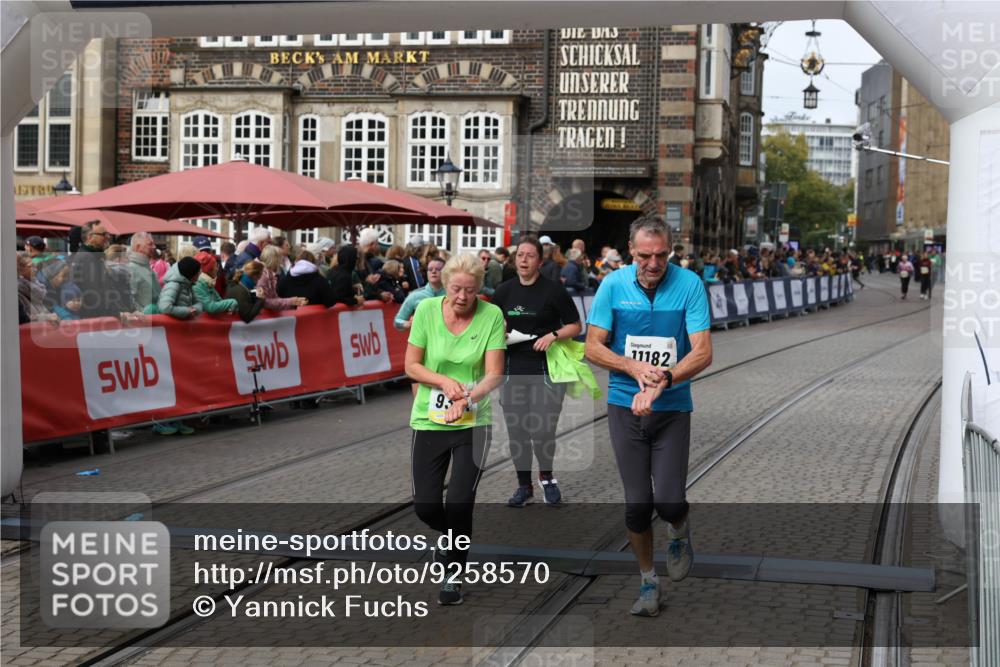 05.10.2025 - 20. swb-Marathon Bremen Yannick Fuchs http://msf.ph/oto/9258570 05.10.2025 11:16:44 Ziel 9301, 9563, 9753, 11020, 11182, 11438 meine-sportfotos.de