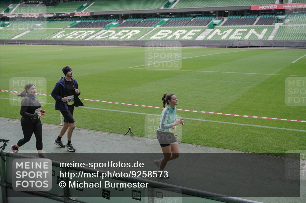 05.10.2025 - 20. swb-Marathon Bremen Michael Burmester http://msf.ph/oto/9258573 05.10.2025 10:46:11 Laufen im Stadion 7014, 7410, 9203, 9301, 9420, 9465, 9643, 9695, 9818, 9838, 9869, 9891, 10023, 10083, 10186, 10201, 10220, 10312, 10450, 10465, 10472, 10496, 10564, 10575, 10602, 10721, 10736, 10756, 10759, 10832, 10949, 10976, 10994, 11008, 11020, 11029, 11036, 11068, 11082, 11107, 11182, 11332, 11358, 11438, 11555, 10000, 10728, 11541 meine-sportfotos.de