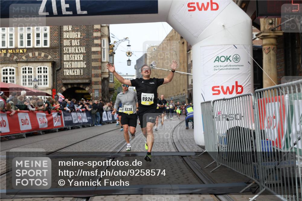 05.10.2025 - 20. swb-Marathon Bremen Yannick Fuchs http://msf.ph/oto/9258574 05.10.2025 10:47:41 Ziel 9244, 9339, 9924, 10073, 10319, 10850, 10875, 10947, 10951 meine-sportfotos.de