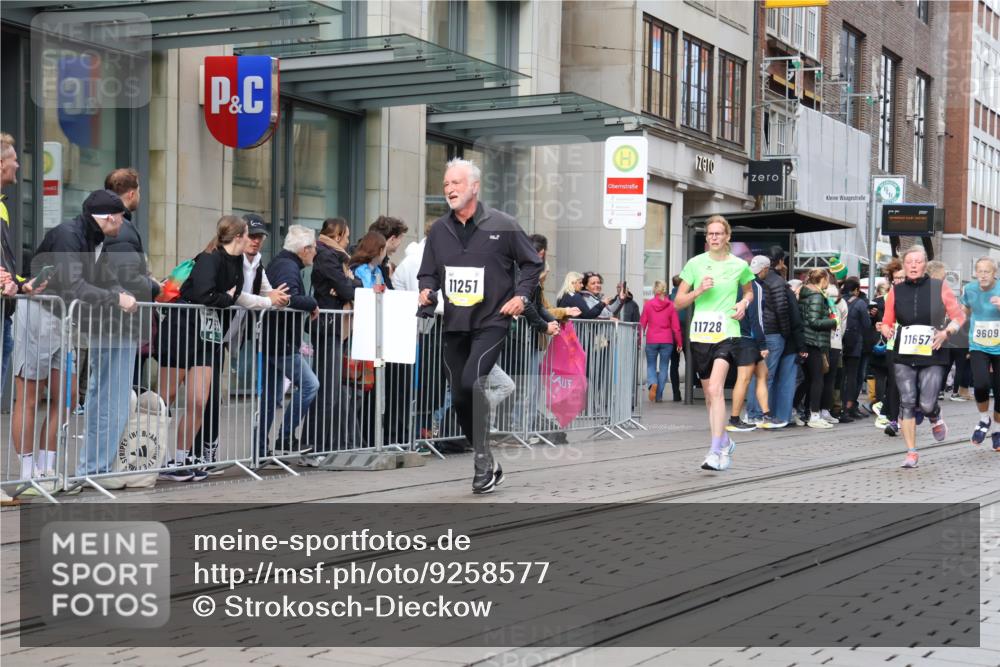 05.10.2025 - 20. swb-Marathon Bremen Strokosch-Dieckow http://msf.ph/oto/9258577 05.10.2025 10:59:10 Ziel 9183, 9454, 9609, 9635, 9737, 9991, 10209, 10391, 10407, 10420, 10760, 10809, 11006, 11007, 11251, 11267, 11400, 11456, 11657, 11728, 9183, 9454, 9609, 9635, 9737, 9991, 10209, 10391, 10407, 10420, 10760, 10809, 11006, 11007, 11251, 11267, 11400, 11456, 11657, 11728 meine-sportfotos.de