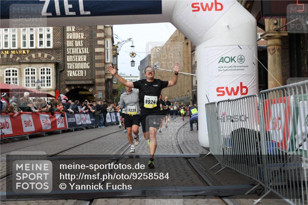 05.10.2025 - 20. swb-Marathon Bremen Yannick Fuchs http://msf.ph/oto/9258584 05.10.2025 10:47:41 Ziel 9244, 9339, 9924, 10073, 10319, 10850, 10875, 10947, 10951 meine-sportfotos.de