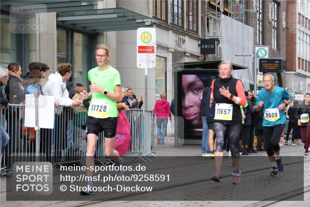 05.10.2025 - 20. swb-Marathon Bremen Strokosch-Dieckow http://msf.ph/oto/9258591 05.10.2025 10:59:11 Ziel 9183, 9609, 9635, 9737, 9991, 10209, 10391, 10407, 10420, 10760, 10809, 11006, 11007, 11251, 11267, 11456, 11657, 11720, 11728, 9183, 9609, 9635, 9737, 9991, 10209, 10391, 10407, 10420, 10760, 10809, 11006, 11007, 11251, 11267, 11456, 11657, 11720, 11728 meine-sportfotos.de