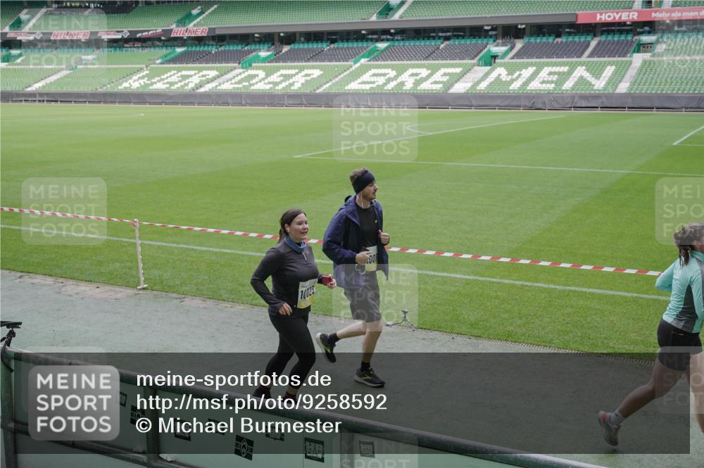 05.10.2025 - 20. swb-Marathon Bremen Michael Burmester http://msf.ph/oto/9258592 05.10.2025 10:46:12 Laufen im Stadion 7014, 7410, 9203, 9301, 9420, 9465, 9643, 9695, 9818, 9838, 9869, 9891, 10023, 10083, 10186, 10201, 10220, 10312, 10450, 10465, 10472, 10496, 10564, 10575, 10602, 10721, 10736, 10756, 10759, 10832, 10949, 10976, 10994, 11008, 11020, 11029, 11036, 11068, 11082, 11107, 11182, 11332, 11358, 11438, 11555, 11652, 10000, 10728, 11541 meine-sportfotos.de