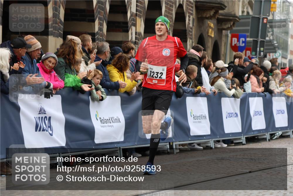 05.10.2025 - 20. swb-Marathon Bremen Strokosch-Dieckow http://msf.ph/oto/9258593 05.10.2025 12:55:47 Ziel 787, 933, 1232, 1245, 1418, 1616, 2268, 5595 meine-sportfotos.de