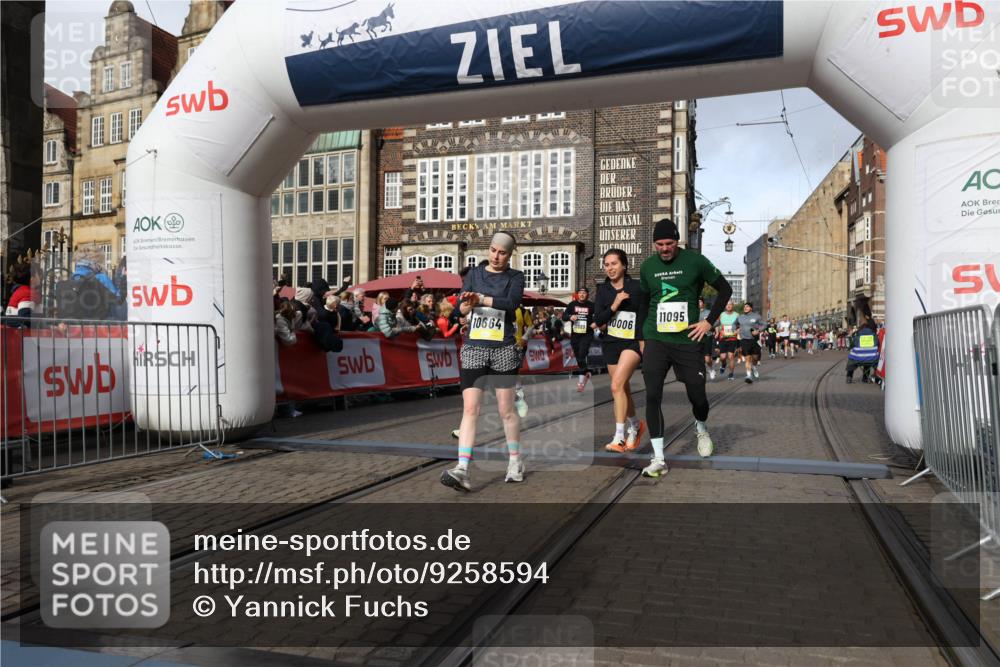 05.10.2025 - 20. swb-Marathon Bremen Yannick Fuchs http://msf.ph/oto/9258594 05.10.2025 10:56:15 Ziel 9541, 9811, 9950, 9968, 10006, 10009, 10015, 10394, 10641, 10664, 10675, 10959, 10989, 11095, 11148, 11366, 11620, 11626, 11693 meine-sportfotos.de