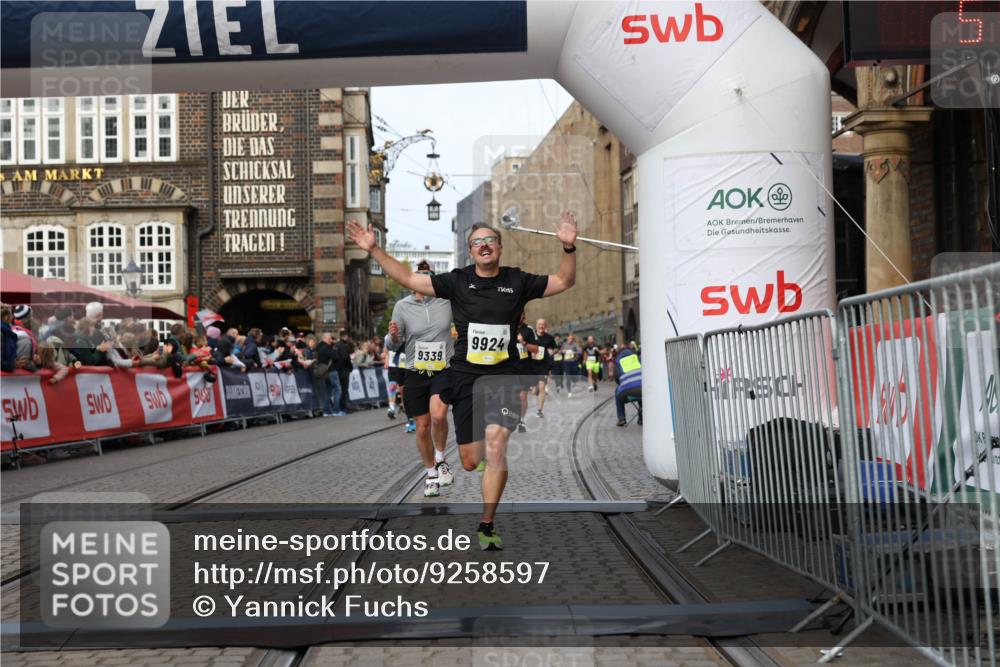 05.10.2025 - 20. swb-Marathon Bremen Yannick Fuchs http://msf.ph/oto/9258597 05.10.2025 10:47:41 Ziel 9244, 9339, 9924, 10073, 10319, 10850, 10875, 10947, 10951 meine-sportfotos.de