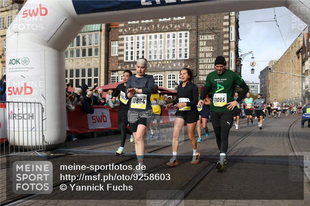 05.10.2025 - 20. swb-Marathon Bremen Yannick Fuchs http://msf.ph/oto/9258603 05.10.2025 10:56:15 Ziel 9541, 9811, 9950, 9968, 10006, 10009, 10015, 10394, 10641, 10664, 10675, 10959, 10989, 11095, 11148, 11366, 11620, 11626, 11693 meine-sportfotos.de