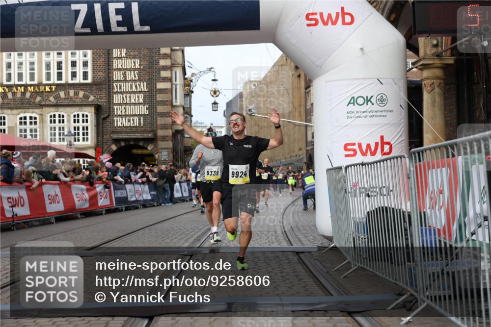 05.10.2025 - 20. swb-Marathon Bremen Yannick Fuchs http://msf.ph/oto/9258606 05.10.2025 10:47:41 Ziel 9244, 9339, 9924, 10073, 10319, 10850, 10875, 10947, 10951 meine-sportfotos.de