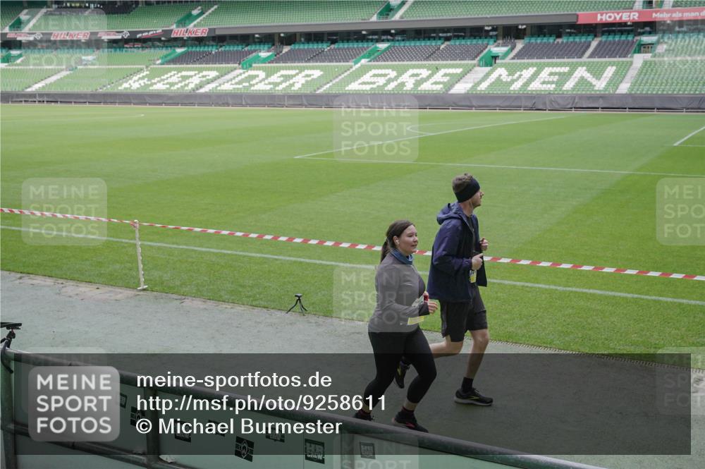 05.10.2025 - 20. swb-Marathon Bremen Michael Burmester http://msf.ph/oto/9258611 05.10.2025 10:46:13 Laufen im Stadion 7014, 7410, 9203, 9301, 9420, 9465, 9643, 9695, 9818, 9838, 9869, 9891, 10023, 10083, 10186, 10201, 10220, 10312, 10450, 10465, 10472, 10496, 10564, 10575, 10602, 10721, 10736, 10756, 10759, 10832, 10949, 10976, 10994, 11008, 11020, 11029, 11036, 11068, 11082, 11107, 11182, 11332, 11358, 11438, 11555, 11652, 10000, 10728, 11541 meine-sportfotos.de