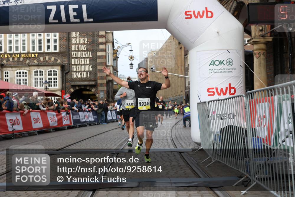 05.10.2025 - 20. swb-Marathon Bremen Yannick Fuchs http://msf.ph/oto/9258614 05.10.2025 10:47:41 Ziel 9244, 9339, 9924, 10073, 10319, 10850, 10875, 10947, 10951 meine-sportfotos.de