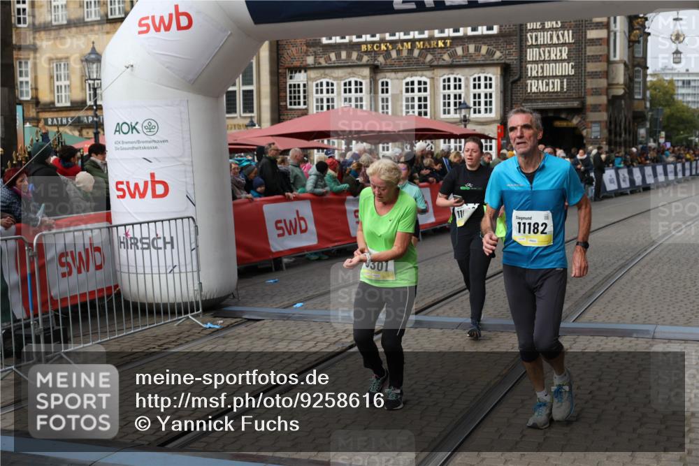 05.10.2025 - 20. swb-Marathon Bremen Yannick Fuchs http://msf.ph/oto/9258616 05.10.2025 11:16:45 Ziel 9301, 9563, 9753, 11020, 11182, 11438 meine-sportfotos.de