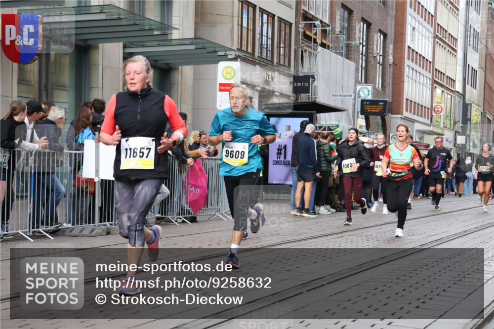 05.10.2025 - 20. swb-Marathon Bremen Strokosch-Dieckow http://msf.ph/oto/9258632 05.10.2025 10:59:13 Ziel 9473, 9609, 9635, 9737, 9991, 10209, 10391, 10420, 10760, 10809, 11006, 11007, 11251, 11267, 11456, 11657, 11720, 11728, 9473, 9609, 9635, 9737, 9991, 10209, 10391, 10420, 10760, 10809, 11006, 11007, 11251, 11267, 11456, 11657, 11720, 11728 meine-sportfotos.de