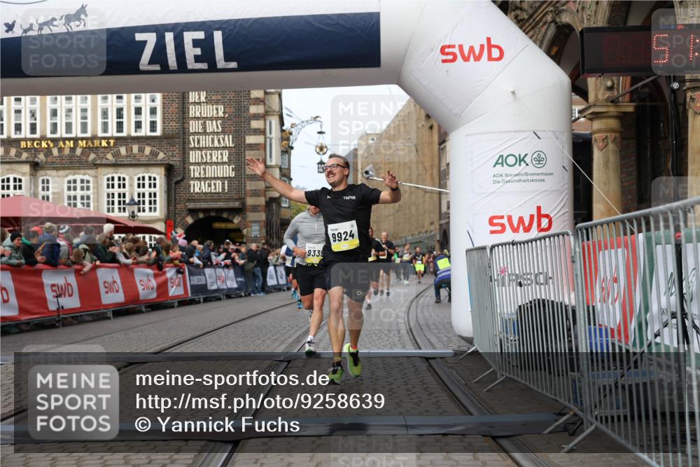 05.10.2025 - 20. swb-Marathon Bremen Yannick Fuchs http://msf.ph/oto/9258639 05.10.2025 10:47:41 Ziel 9244, 9339, 9924, 10073, 10319, 10850, 10875, 10947, 10951 meine-sportfotos.de