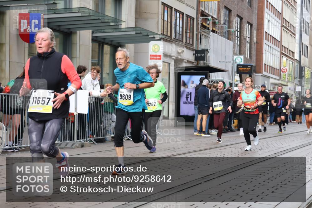 05.10.2025 - 20. swb-Marathon Bremen Strokosch-Dieckow http://msf.ph/oto/9258642 05.10.2025 10:59:13 Ziel 9473, 9609, 9635, 9737, 9991, 10209, 10391, 10420, 10760, 10809, 11006, 11007, 11251, 11267, 11456, 11657, 11720, 11728, 9473, 9609, 9635, 9737, 9991, 10209, 10391, 10420, 10760, 10809, 11006, 11007, 11251, 11267, 11456, 11657, 11720, 11728 meine-sportfotos.de
