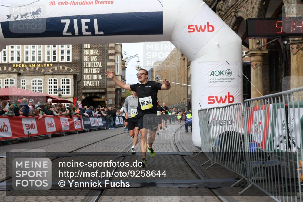 05.10.2025 - 20. swb-Marathon Bremen Yannick Fuchs http://msf.ph/oto/9258644 05.10.2025 10:47:41 Ziel 9244, 9339, 9924, 10073, 10319, 10850, 10875, 10947, 10951 meine-sportfotos.de