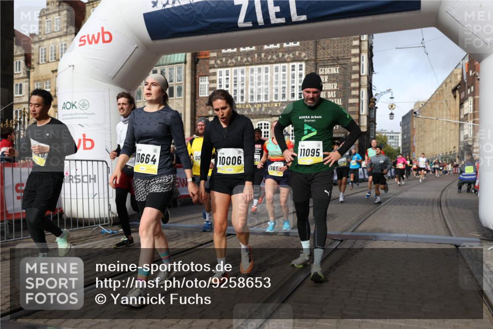 05.10.2025 - 20. swb-Marathon Bremen Yannick Fuchs http://msf.ph/oto/9258653 05.10.2025 10:56:16 Ziel 9541, 9811, 9950, 9968, 10006, 10009, 10394, 10641, 10664, 10675, 10959, 10989, 11095, 11366, 11620, 11626, 11630, 11693 meine-sportfotos.de