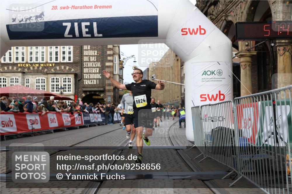05.10.2025 - 20. swb-Marathon Bremen Yannick Fuchs http://msf.ph/oto/9258656 05.10.2025 10:47:41 Ziel 9244, 9339, 9924, 10073, 10319, 10850, 10875, 10947, 10951 meine-sportfotos.de