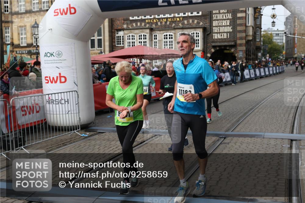 05.10.2025 - 20. swb-Marathon Bremen Yannick Fuchs http://msf.ph/oto/9258659 05.10.2025 11:16:46 Ziel 9301, 9563, 9753, 11020, 11182, 11438 meine-sportfotos.de