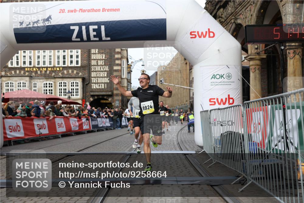 05.10.2025 - 20. swb-Marathon Bremen Yannick Fuchs http://msf.ph/oto/9258664 05.10.2025 10:47:41 Ziel 9244, 9339, 9924, 10073, 10319, 10850, 10875, 10947, 10951 meine-sportfotos.de
