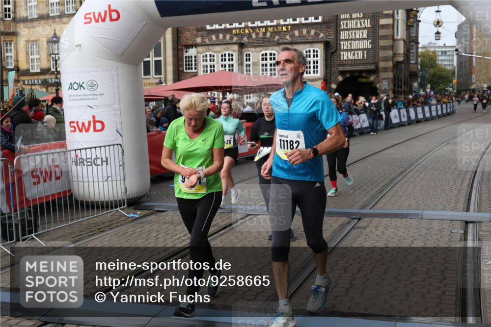 05.10.2025 - 20. swb-Marathon Bremen Yannick Fuchs http://msf.ph/oto/9258665 05.10.2025 11:16:46 Ziel 9301, 9563, 9753, 11020, 11182, 11438 meine-sportfotos.de