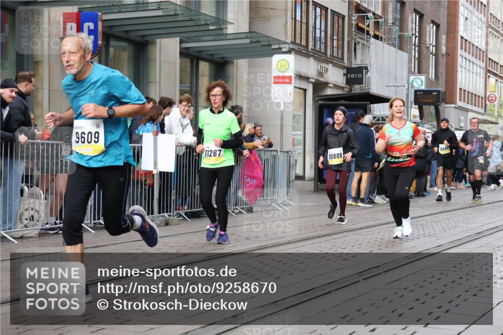 05.10.2025 - 20. swb-Marathon Bremen Strokosch-Dieckow http://msf.ph/oto/9258670 05.10.2025 10:59:14 Ziel 9473, 9609, 9635, 9737, 9991, 10209, 10391, 10420, 10760, 10809, 11251, 11267, 11456, 11657, 11720, 11728, 9473, 9609, 9635, 9737, 9991, 10209, 10391, 10420, 10760, 10809, 11251, 11267, 11456, 11657, 11720, 11728 meine-sportfotos.de