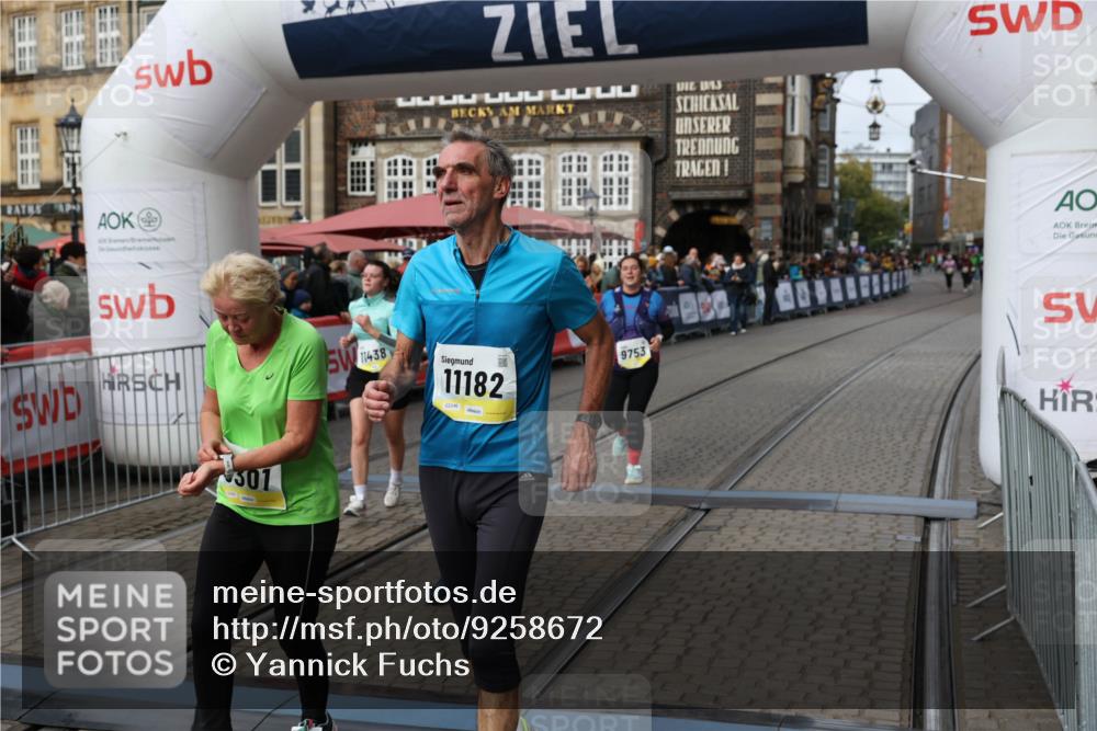 05.10.2025 - 20. swb-Marathon Bremen Yannick Fuchs http://msf.ph/oto/9258672 05.10.2025 11:16:46 Ziel 9301, 9563, 9753, 11020, 11182, 11438 meine-sportfotos.de