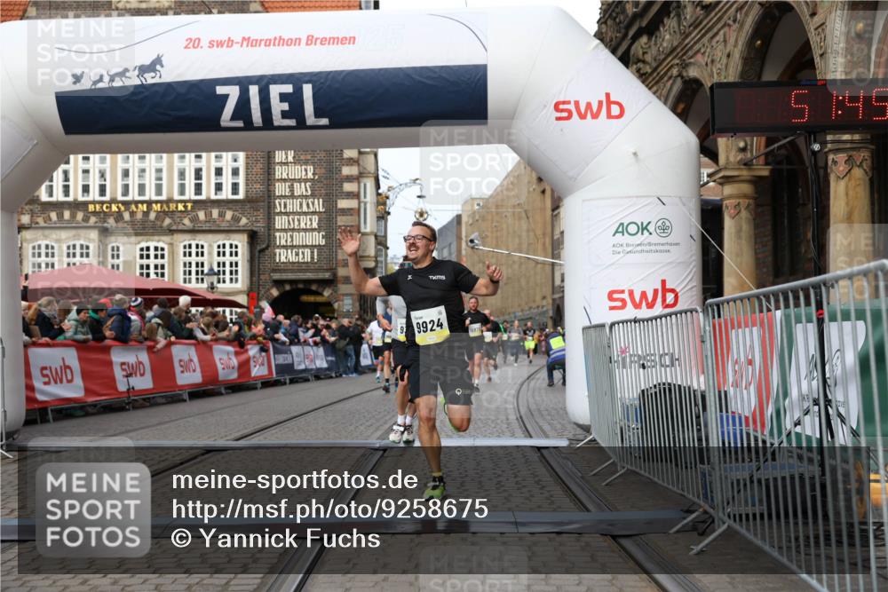 05.10.2025 - 20. swb-Marathon Bremen Yannick Fuchs http://msf.ph/oto/9258675 05.10.2025 10:47:41 Ziel 9244, 9339, 9924, 10073, 10319, 10850, 10875, 10947, 10951 meine-sportfotos.de
