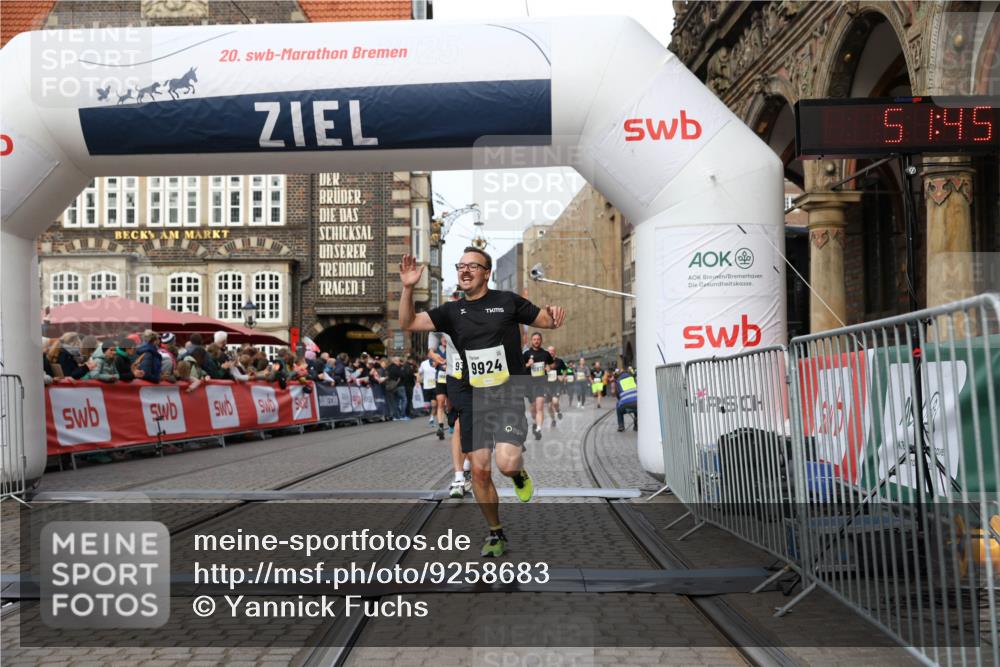 05.10.2025 - 20. swb-Marathon Bremen Yannick Fuchs http://msf.ph/oto/9258683 05.10.2025 10:47:41 Ziel 9244, 9339, 9924, 10073, 10319, 10850, 10875, 10947, 10951 meine-sportfotos.de