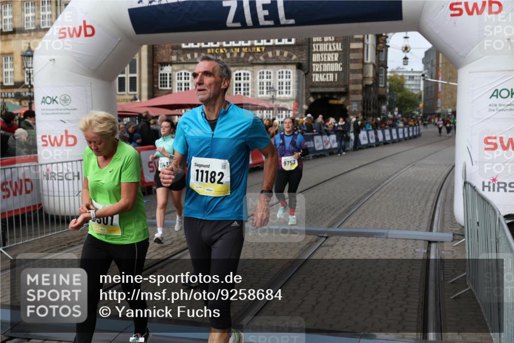 05.10.2025 - 20. swb-Marathon Bremen Yannick Fuchs http://msf.ph/oto/9258684 05.10.2025 11:16:46 Ziel 9301, 9563, 9753, 11020, 11182, 11438 meine-sportfotos.de