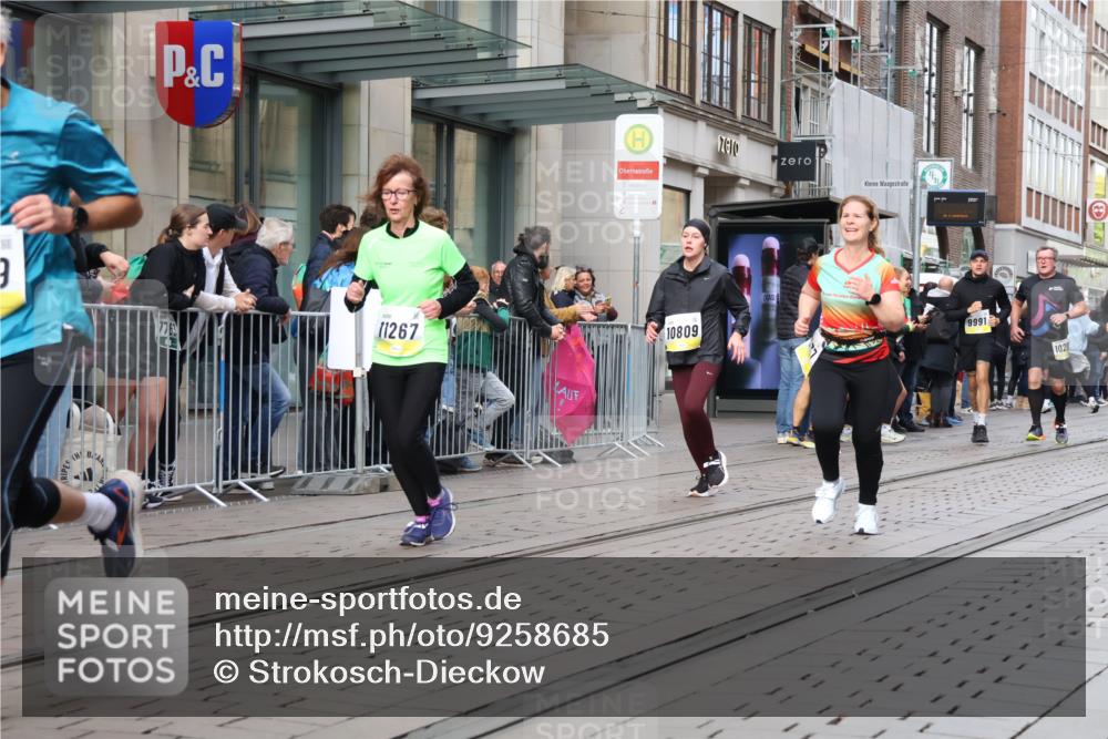 05.10.2025 - 20. swb-Marathon Bremen Strokosch-Dieckow http://msf.ph/oto/9258685 05.10.2025 10:59:14 Ziel 9473, 9609, 9635, 9737, 9991, 10209, 10391, 10420, 10760, 10809, 11251, 11267, 11456, 11657, 11720, 11728, 9473, 9609, 9635, 9737, 9991, 10209, 10391, 10420, 10760, 10809, 11251, 11267, 11456, 11657, 11720, 11728 meine-sportfotos.de