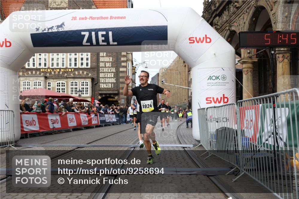 05.10.2025 - 20. swb-Marathon Bremen Yannick Fuchs http://msf.ph/oto/9258694 05.10.2025 10:47:41 Ziel 9244, 9339, 9924, 10073, 10319, 10850, 10875, 10947, 10951 meine-sportfotos.de