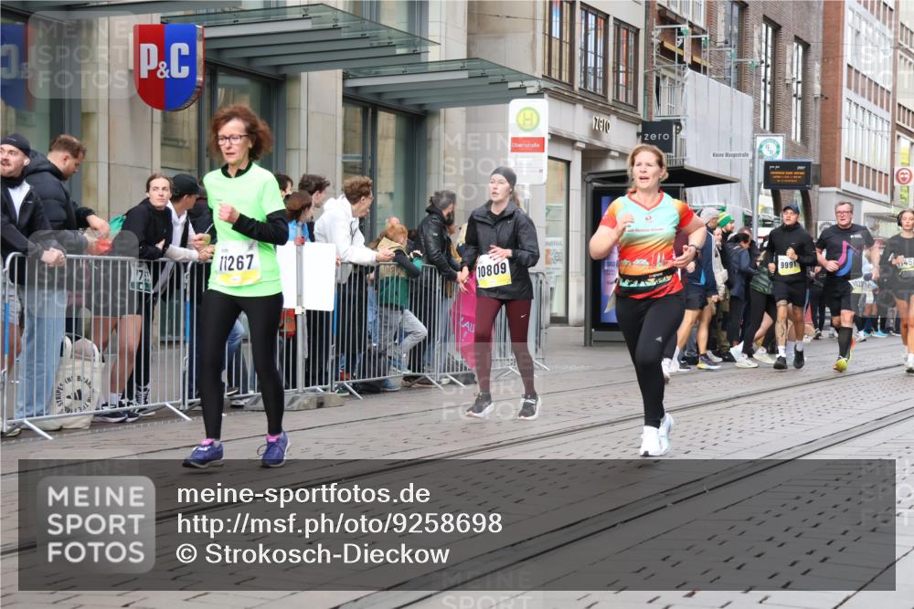05.10.2025 - 20. swb-Marathon Bremen Strokosch-Dieckow http://msf.ph/oto/9258698 05.10.2025 10:59:15 Ziel 9473, 9609, 9635, 9737, 9991, 10209, 10391, 10420, 10760, 10809, 11251, 11267, 11456, 11582, 11657, 11720, 11728, 9473, 9609, 9635, 9737, 9991, 10209, 10391, 10420, 10760, 10809, 11251, 11267, 11456, 11582, 11657, 11720, 11728 meine-sportfotos.de