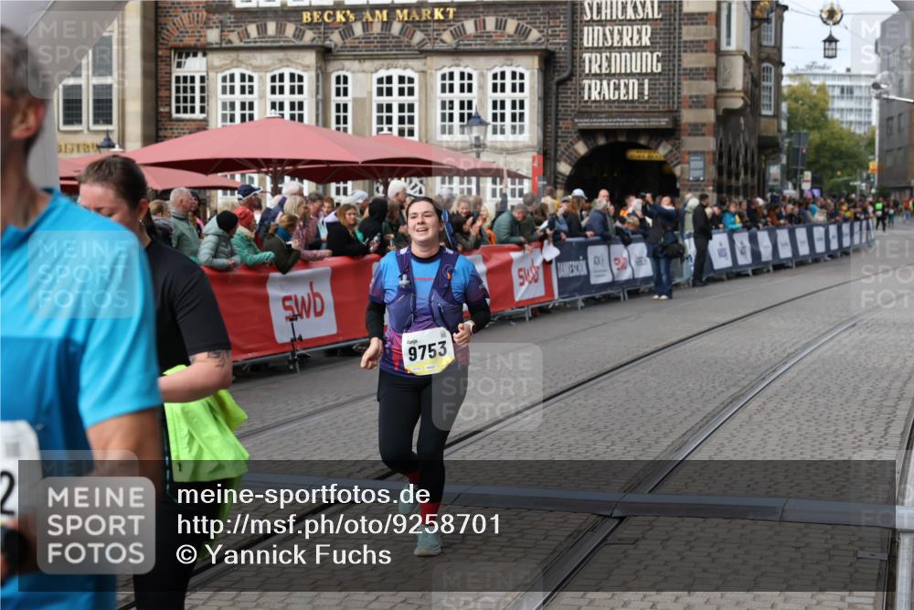 05.10.2025 - 20. swb-Marathon Bremen Yannick Fuchs http://msf.ph/oto/9258701 05.10.2025 11:16:47 Ziel 9301, 9563, 9753, 11020, 11182, 11438 meine-sportfotos.de