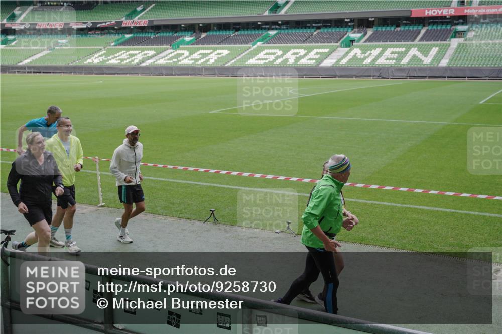 05.10.2025 - 20. swb-Marathon Bremen Michael Burmester http://msf.ph/oto/9258730 05.10.2025 10:46:23 Laufen im Stadion 7014, 7410, 9301, 9420, 9465, 9643, 9695, 9818, 9838, 9869, 9891, 9959, 10023, 10083, 10220, 10312, 10450, 10465, 10496, 10564, 10575, 10721, 10736, 10756, 10759, 10832, 10949, 10976, 10994, 11008, 11020, 11029, 11036, 11068, 11082, 11107, 11182, 11332, 11358, 11438, 11555, 11652, 11653, 9203, 10186, 10201, 10472, 10602, 10728, 11020 meine-sportfotos.de