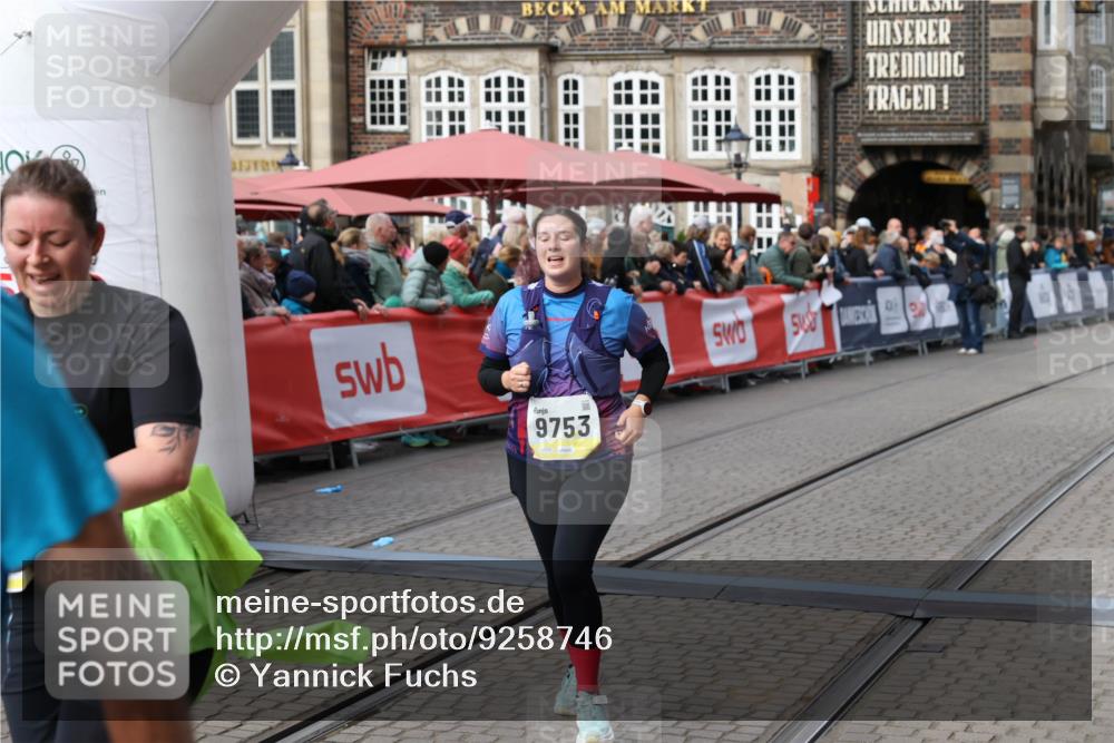 05.10.2025 - 20. swb-Marathon Bremen Yannick Fuchs http://msf.ph/oto/9258746 05.10.2025 11:16:47 Ziel 9301, 9563, 9753, 11020, 11182, 11438 meine-sportfotos.de