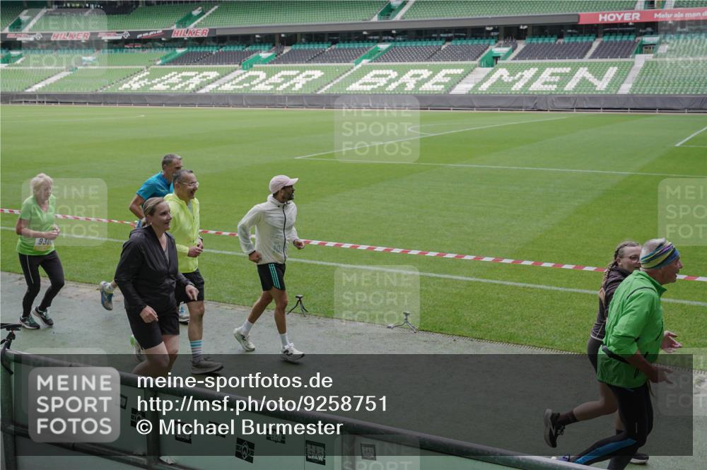 05.10.2025 - 20. swb-Marathon Bremen Michael Burmester http://msf.ph/oto/9258751 05.10.2025 10:46:23 Laufen im Stadion 7014, 7410, 9301, 9420, 9465, 9643, 9695, 9818, 9838, 9869, 9891, 9959, 10023, 10083, 10220, 10312, 10450, 10465, 10496, 10564, 10575, 10721, 10736, 10756, 10759, 10832, 10949, 10976, 10994, 11008, 11020, 11029, 11036, 11068, 11082, 11107, 11182, 11332, 11358, 11438, 11555, 11652, 11653, 9203, 10186, 10201, 10472, 10602, 10728, 11020 meine-sportfotos.de