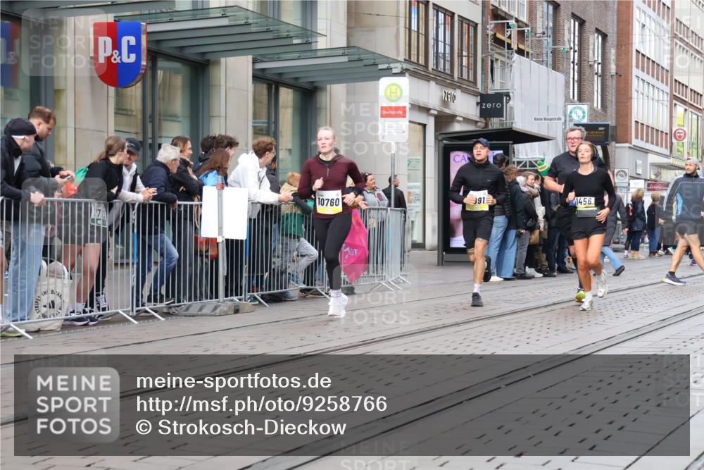 05.10.2025 - 20. swb-Marathon Bremen Strokosch-Dieckow http://msf.ph/oto/9258766 05.10.2025 10:59:17 Ziel 9473, 9609, 9673, 9737, 9991, 10209, 10391, 10420, 10760, 10809, 11251, 11267, 11456, 11582, 11657, 11720, 11728, 9473, 9609, 9673, 9737, 9991, 10209, 10391, 10420, 10760, 10809, 11251, 11267, 11456, 11582, 11657, 11720, 11728 meine-sportfotos.de