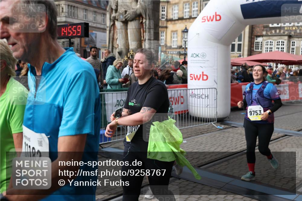 05.10.2025 - 20. swb-Marathon Bremen Yannick Fuchs http://msf.ph/oto/9258767 05.10.2025 11:16:48 Ziel 9301, 9563, 9753, 11020, 11182, 11438 meine-sportfotos.de