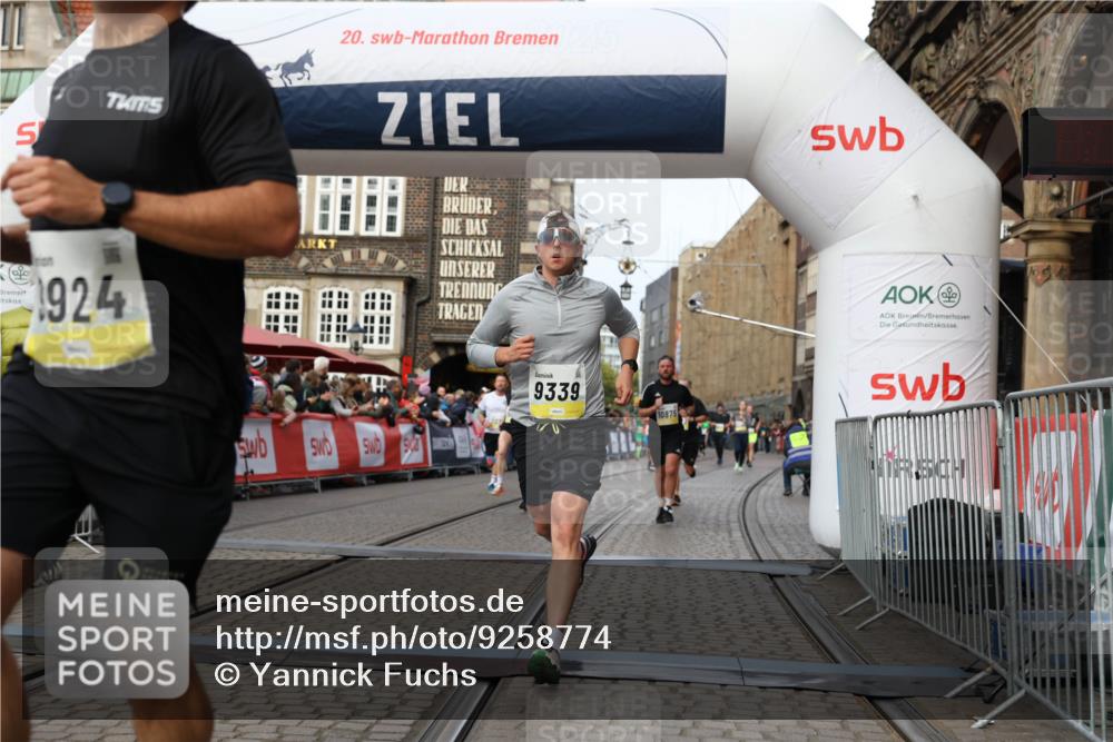 05.10.2025 - 20. swb-Marathon Bremen Yannick Fuchs http://msf.ph/oto/9258774 05.10.2025 10:47:42 Ziel 9339, 9924, 10073, 10319, 10850, 10875, 10947, 11330 meine-sportfotos.de