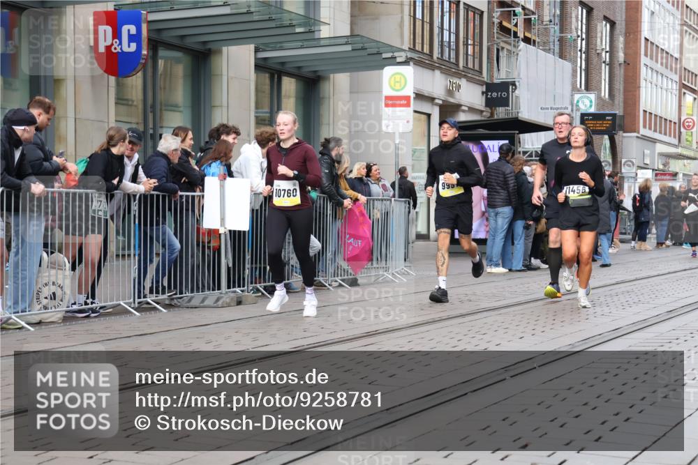05.10.2025 - 20. swb-Marathon Bremen Strokosch-Dieckow http://msf.ph/oto/9258781 05.10.2025 10:59:17 Ziel 9473, 9609, 9673, 9737, 9991, 10209, 10391, 10420, 10760, 10809, 11251, 11267, 11456, 11582, 11657, 11720, 11728, 9473, 9609, 9673, 9737, 9991, 10209, 10391, 10420, 10760, 10809, 11251, 11267, 11456, 11582, 11657, 11720, 11728 meine-sportfotos.de