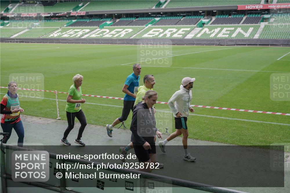 05.10.2025 - 20. swb-Marathon Bremen Michael Burmester http://msf.ph/oto/9258782 05.10.2025 10:46:24 Laufen im Stadion 7014, 7410, 9301, 9420, 9465, 9643, 9695, 9818, 9838, 9869, 9891, 9959, 10023, 10083, 10220, 10312, 10450, 10465, 10496, 10564, 10575, 10721, 10736, 10756, 10759, 10832, 10949, 10976, 10994, 11008, 11029, 11036, 11068, 11082, 11107, 11182, 11332, 11358, 11438, 11555, 11652, 11653, 9203, 10186, 10201, 10472, 10602, 10728, 11020, 11029, 11068 meine-sportfotos.de