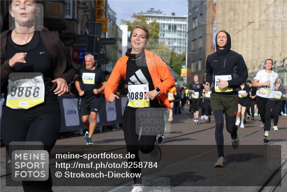 05.10.2025 - 20. swb-Marathon Bremen Strokosch-Dieckow http://msf.ph/oto/9258784 05.10.2025 11:04:55 Ziel 9220, 9409, 9530, 9660, 9813, 9866, 10684, 10771, 10891, 11090, 11180, 11315, 11372, 11478, 11559, 11636 meine-sportfotos.de