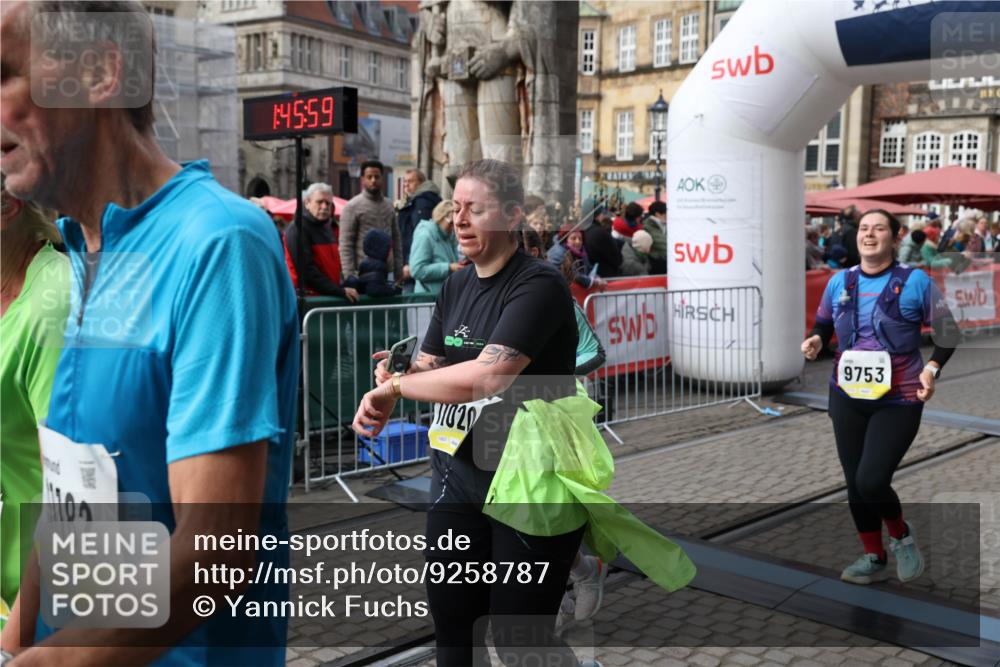 05.10.2025 - 20. swb-Marathon Bremen Yannick Fuchs http://msf.ph/oto/9258787 05.10.2025 11:16:48 Ziel 9301, 9563, 9753, 11020, 11182, 11438 meine-sportfotos.de