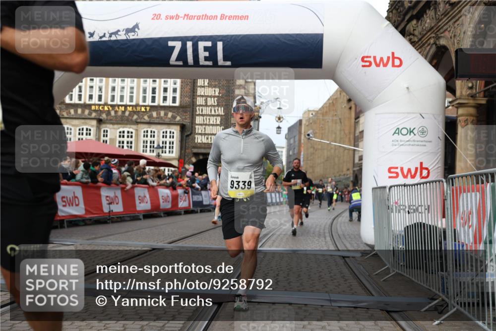 05.10.2025 - 20. swb-Marathon Bremen Yannick Fuchs http://msf.ph/oto/9258792 05.10.2025 10:47:43 Ziel 9339, 9924, 10073, 10850, 10875, 10947, 11330 meine-sportfotos.de